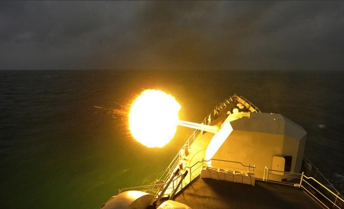 Hạm đội Nam Hải diễn tập bắn đạn thật (Tân Hoa xã)